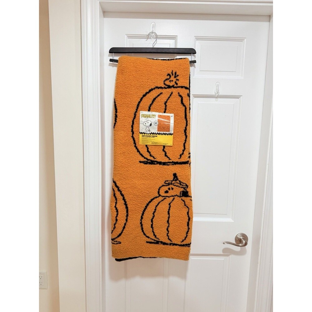 Peanuts Snoopy Halloween Pumpkin Soft Plush Throw Blanket 50x70 NWT - Picture 10 of 10